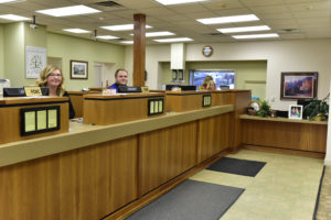 Peoples Bank & Trust tellers waiting to assist customers